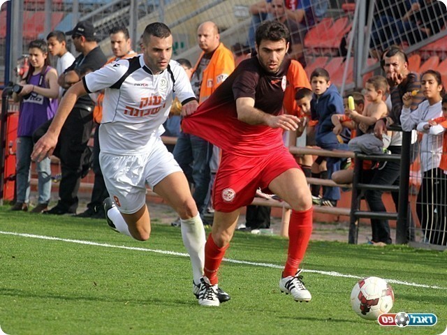 את מי הוא יפגוש בשלב הבא? חנן פדידה מימין (לירן דורף)